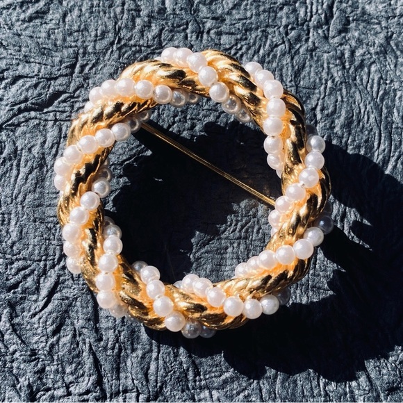 Vintage Gold Tone & Faux Pearl Circle Wrap Wreath Brooch Holiday Pin - Picture 1 of 3